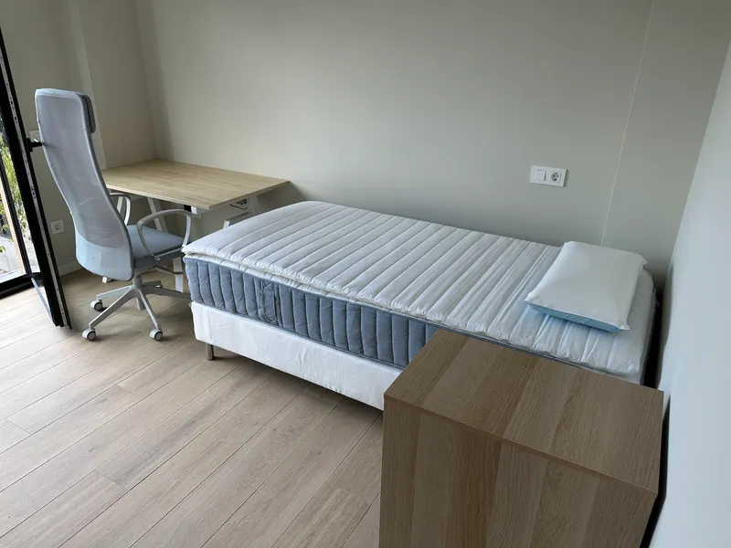 Habitació 1 - Armari i Finestra