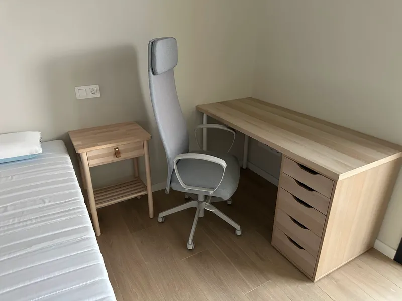 Habitació 3 - Armari i Finestra
